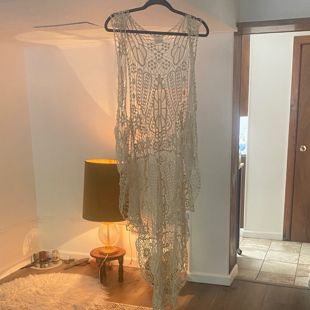 Sleeveless Cream Lace Shawl